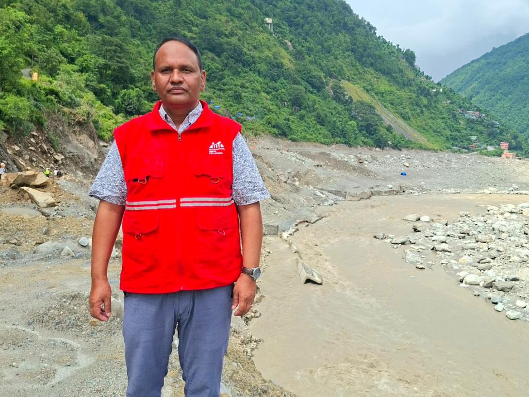 Krishna Adhikhari, INF Nepal Direktor am Fluß