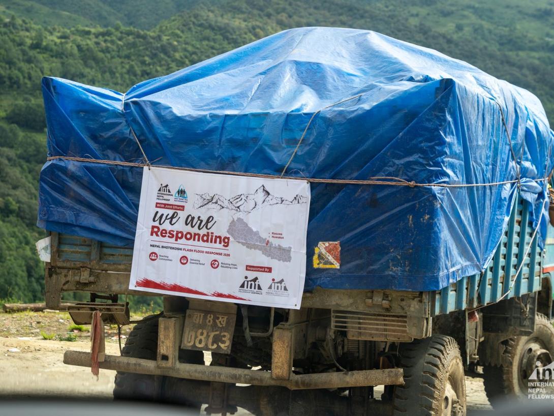 Lastwagen von INF mit Hilfsgütern